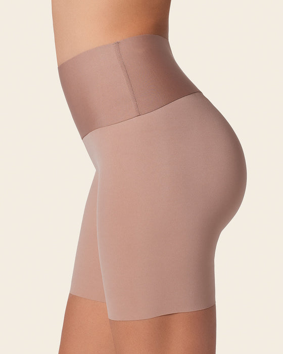 Short de control moderado aspecto invisible con fajón antideslizante#color_857-cafe