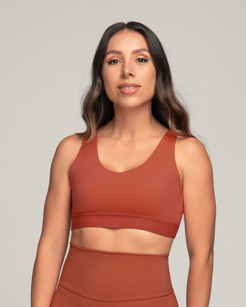 Top deportivo espalda atlética con detalles en tul