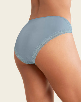 Calzón tipo bikini con encaje decorativo en piernas#color_159-azul-claro