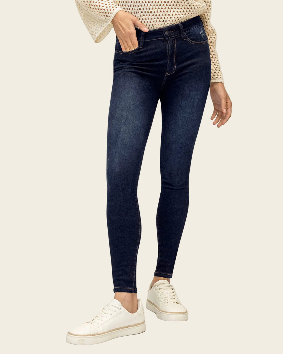 Jean skinny levanta cola