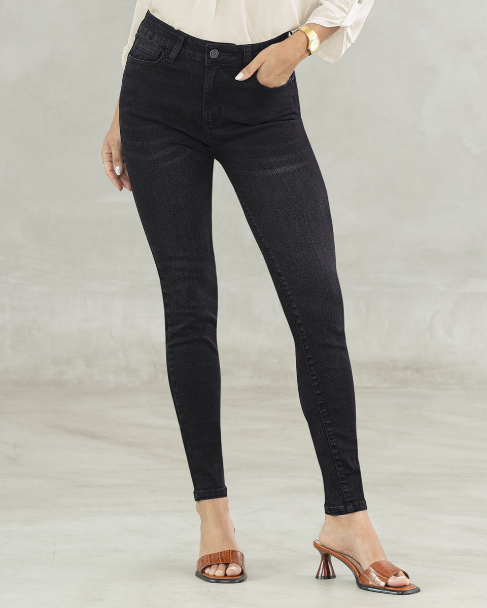 Jean skinny levanta cola