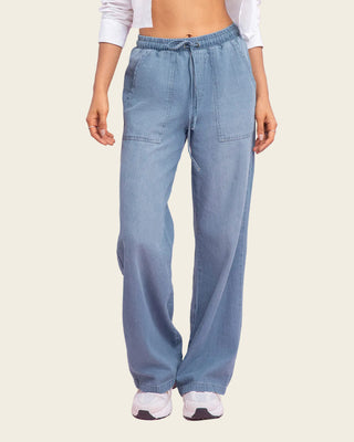 Pantalon bota recta en denim liviano#color_022-azul-claro-denim