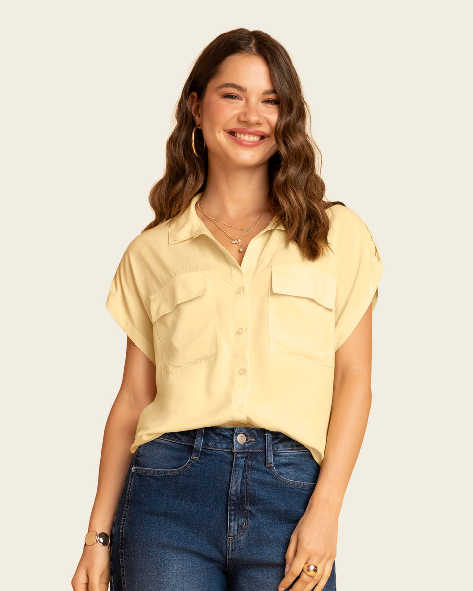 Blusa manga corta con cuello camisero y bolsillos con tapa en frente