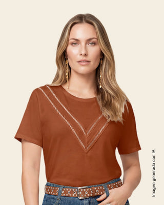 Camiseta manga corta con detalle de escalerilla en V#color_c22-cafe