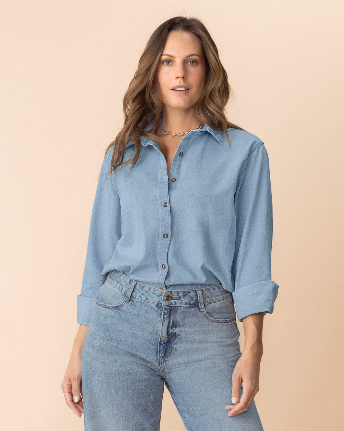 Blusa manga larga de cuello camisero con botones funcionales en