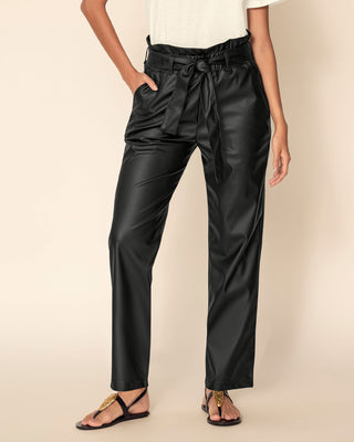 Pantalón paperbag con acabado tipo cuero#color_700-negro