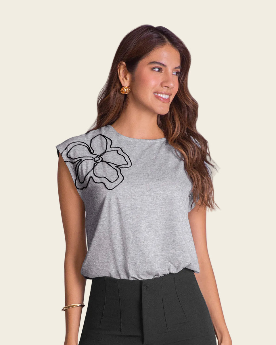 Camiseta manga corta con aplique bordado en hombro
