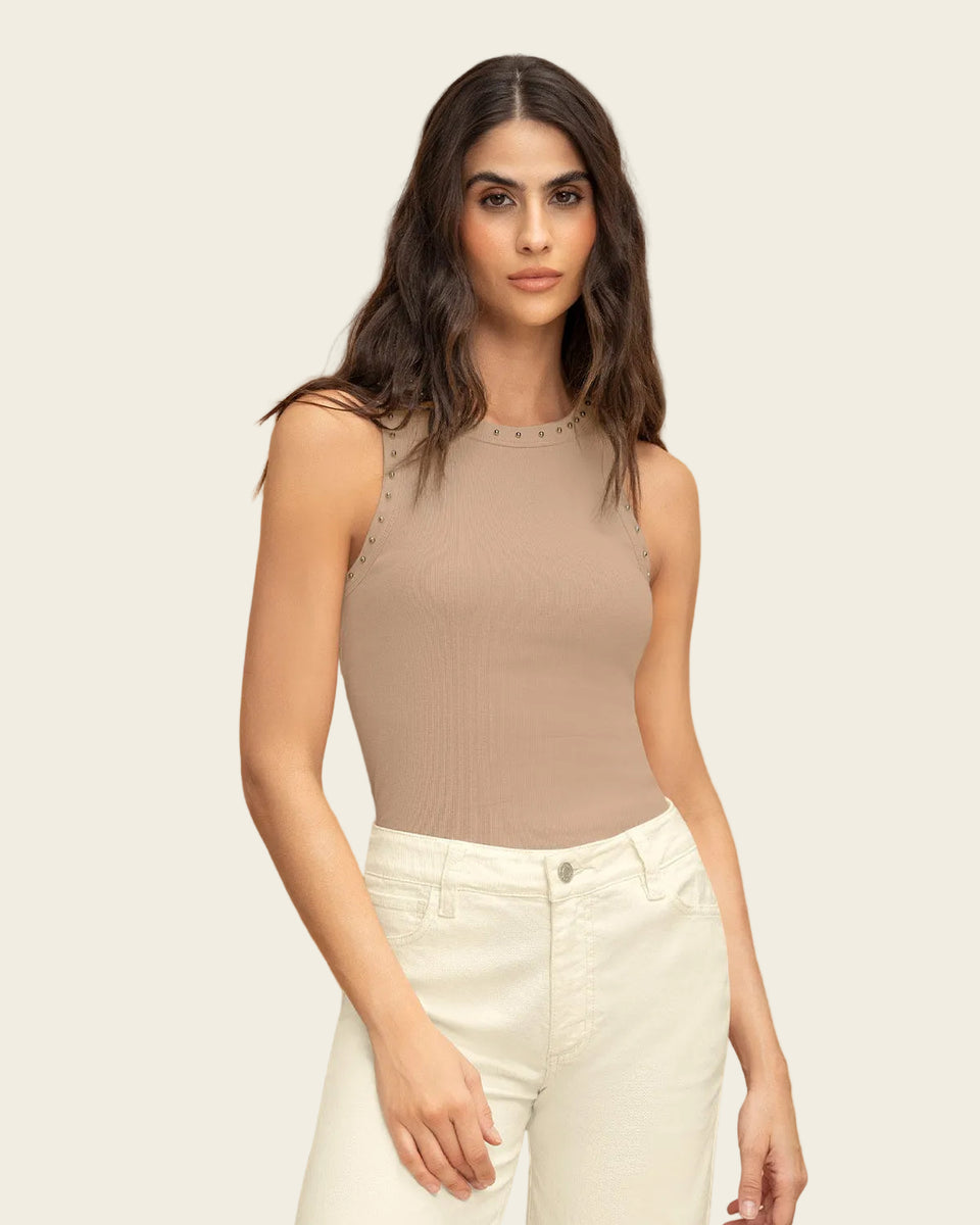 Camiseta manga sisa con tachas en cuello y sisa