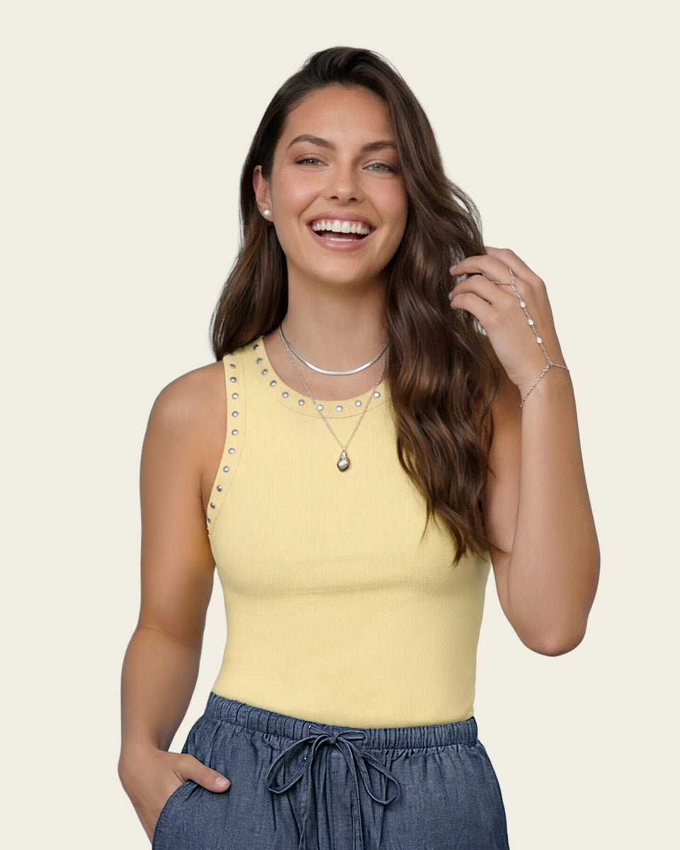 Camiseta manga sisa con tachas en cuello y sisa