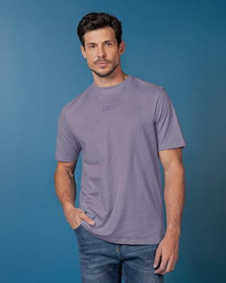 Camiseta manga corta con estampado localizado y cuello redondo#color_412-lila-oscuro