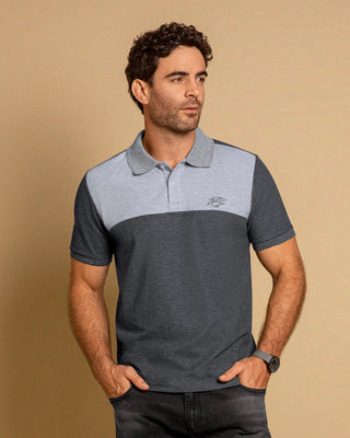Camiseta tipo polo con bloque de color en frente#color_755-gris-jaspe