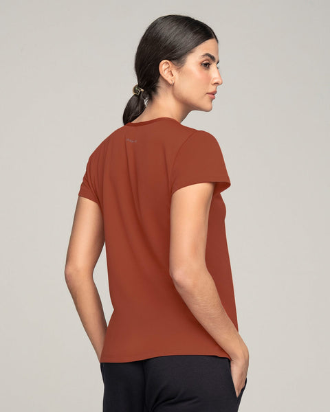 Camiseta deportiva de secado rápido y silueta semiajustada#color_336-rojo-canela
