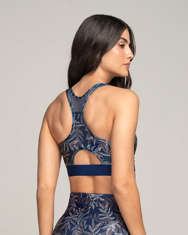 Top deportivo con espalda atlética en material de secado rápido#color_a04-estampado-hojas
