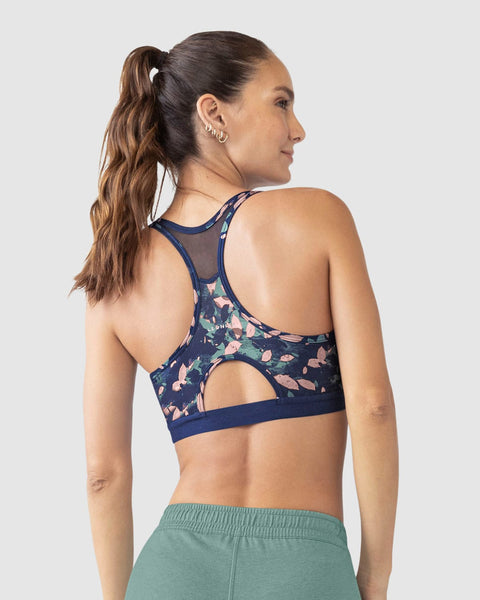 Top deportivo con espalda atlética en material de secado rápido#color_a63-estampado-hojas-azul