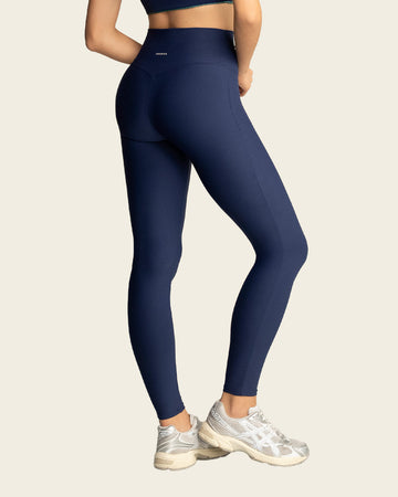 Legging deportivo tiro alto con corte en glúteos tipo corazón#color_520-azul-oscuro