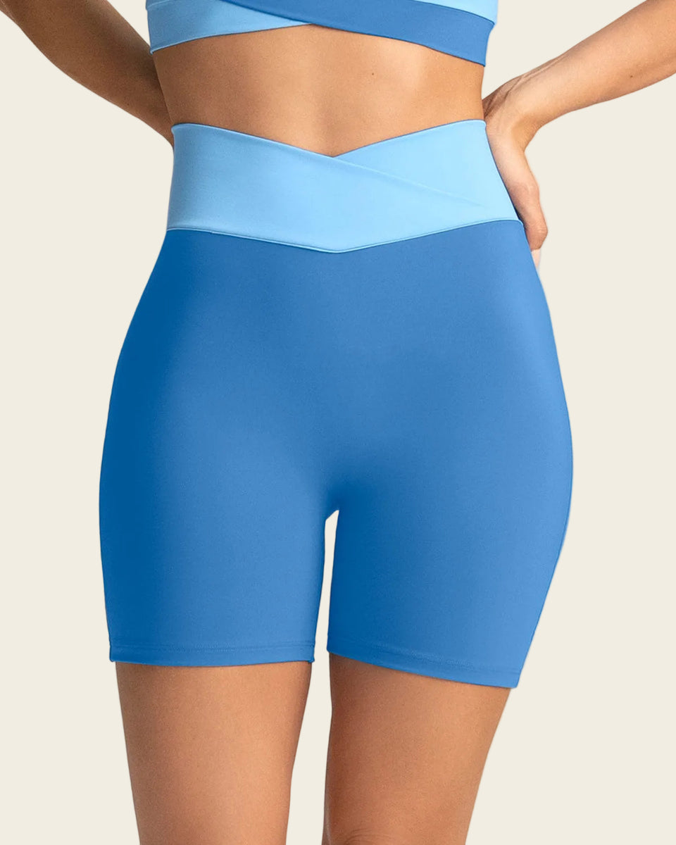 Short biker con pretina en V