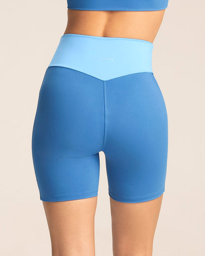 Short biker con pretina en V#color_052-azul-medio-cielo