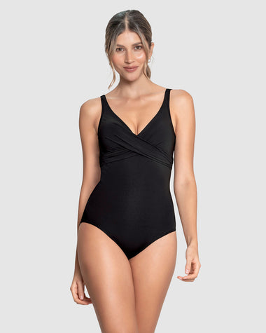 Traje de baño de control suave de abdomen con drapeado en escote#color_700-negro