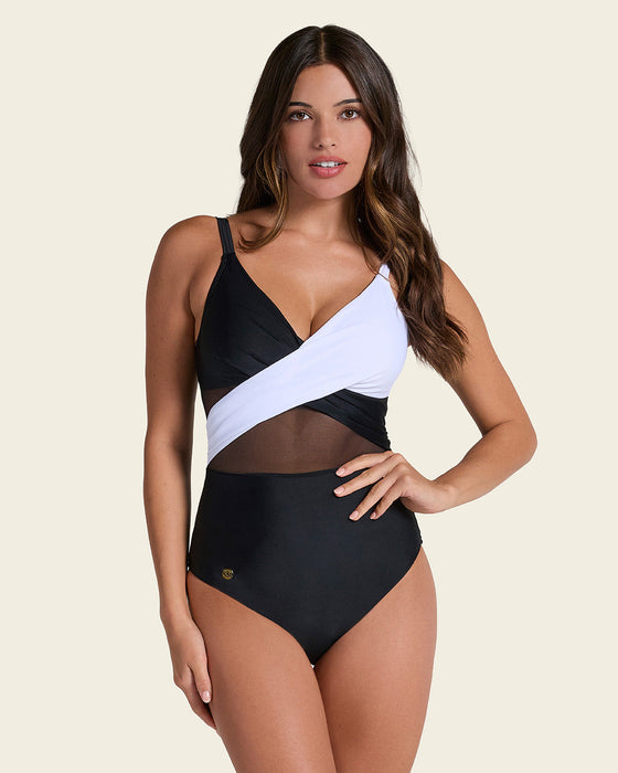 Traje de baño entero de control suave en abdomen y drapeado en escote#color_701-negro-blanco