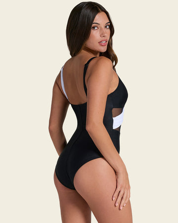 Traje de baño entero de control suave en abdomen y drapeado en escote#color_701-negro-blanco