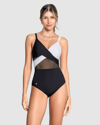 Traje de baño entero de control suave en abdomen y drapeado en escote#color_701-negro-blanco