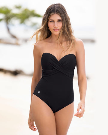 Traje de baño strapless con realce incorporado en las copas#color_700-negro