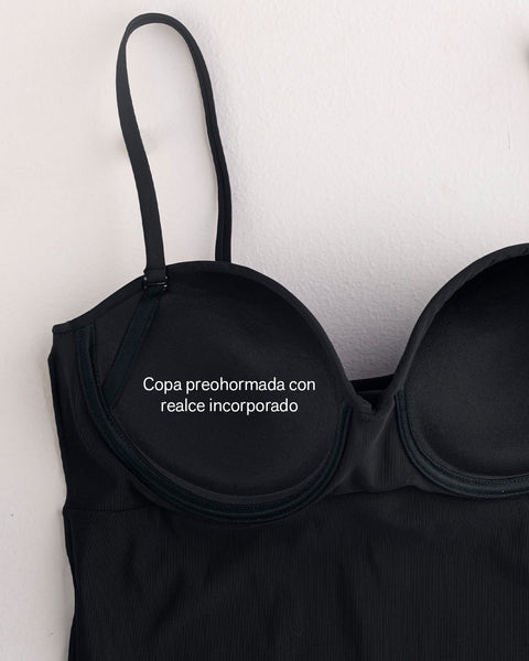 Traje de baño strapless con realce incorporado en las copas#color_700-negro