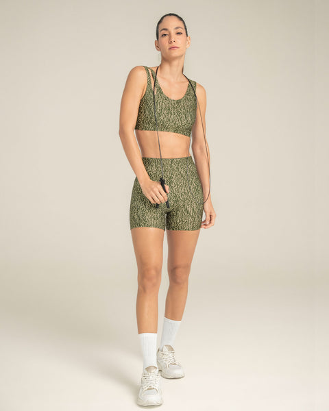 Top deportivo doble faz diseño asimétrico#color_a44-estampado-verde-solido