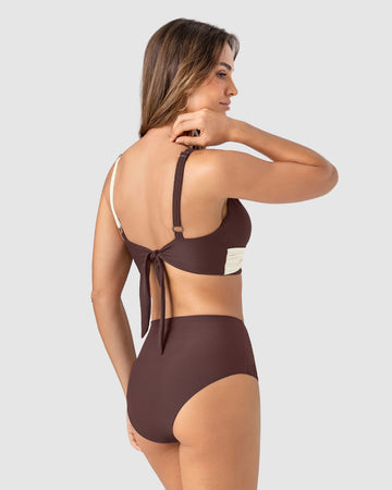 Bikini con calzón tiro alto y top de buen cubrimiento#color_c56-marron