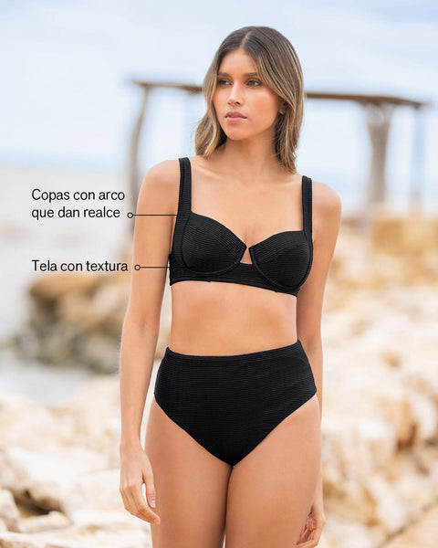 Bikini en textura acanalada con calzón tiro alto y top con arcos#color_700-negro