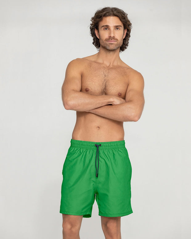 Bermuda playera masculina con práctico bolsillo al lado derecho#color_670-verde
