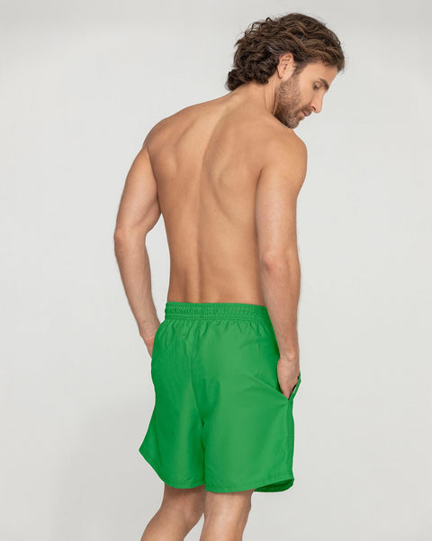 Bermuda playera masculina con práctico bolsillo al lado derecho#color_670-verde