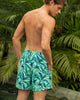 Bermuda playera masculina con práctico bolsillo al lado derecho#color_796-estampado-hojas-verde
