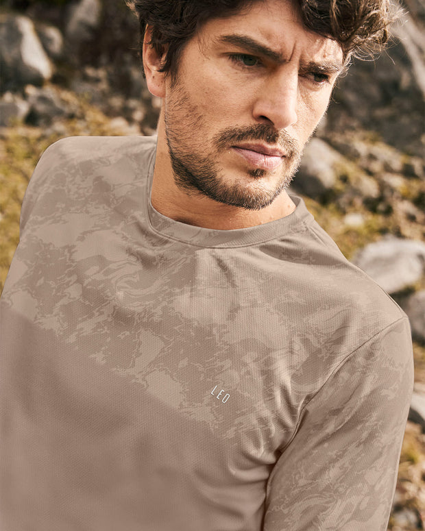 Camiseta deportiva masculina con tecnología de secado rápido#color_014-beige-con-estampado