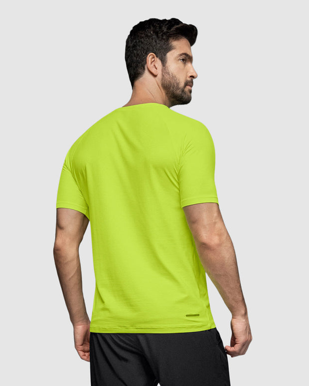 Camiseta deportiva con tela texturizada que permite el paso del aire#color_622-amarillo-neon