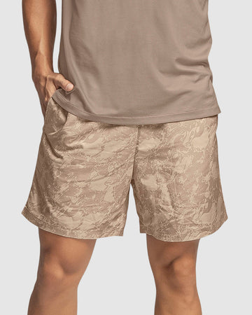 Short deportivo con acabado antifluidos y bolsillos funcionales#color_014-beige-con-estampado