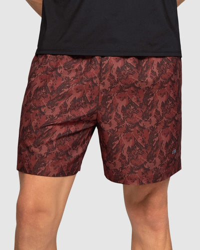 Short deportivo con acabado antifluidos y bolsillos funcionales#color_173-estampado-vino