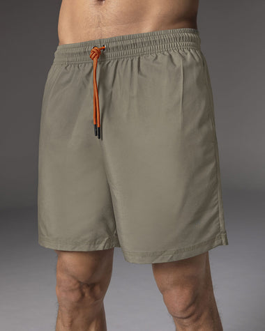 Short deportivo con bolsillos funcionales#color_606-arena