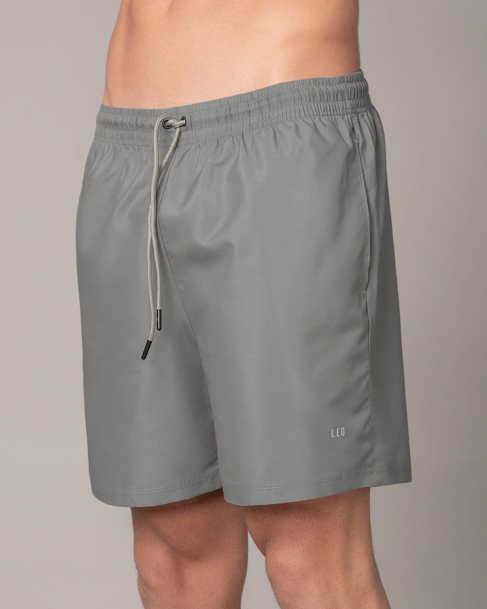 Short deportivo con bolsillos funcionales