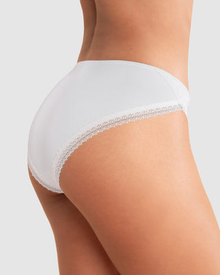 Calzón tipo bikini con encaje decorativo en piernas#color_000-blanco
