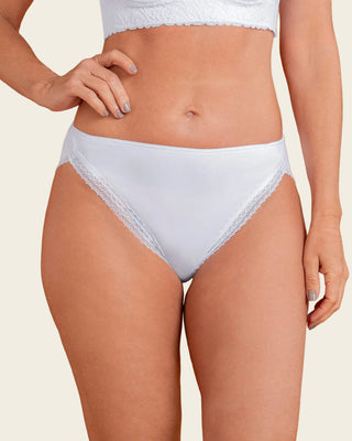 Calzón tipo bikini con encaje decorativo en piernas#color_000-blanco