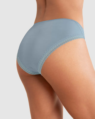 Calzón tipo bikini con encaje decorativo en piernas#color_159-azul-claro