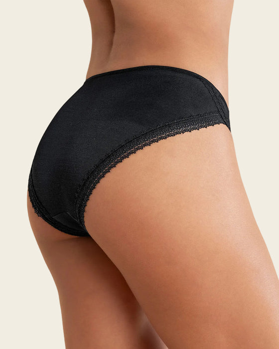 Calzón tipo bikini con encaje decorativo en piernas#color_700-negro