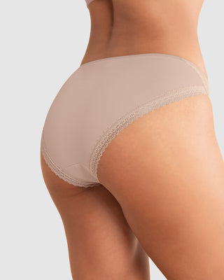 Calzón tipo bikini con encaje decorativo en piernas#color_802-cafe-claro