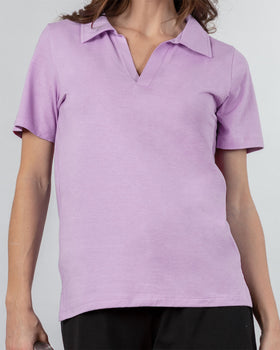 Camiseta manga corta con cuello tipo camisa. tallas completas.#color_422-lila