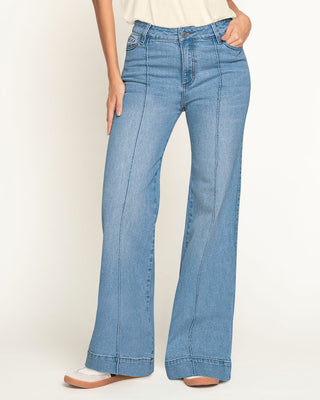 Jean bota amplia con costuras decorativas en frente#color_022-azul-claro