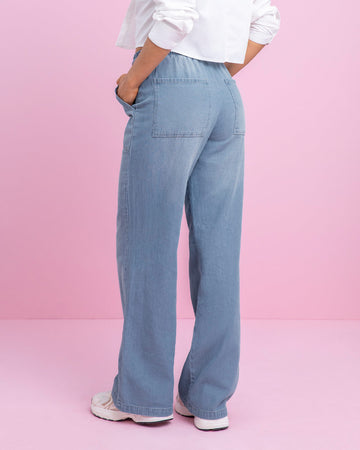 Pantalon bota recta en denim liviano#color_022-azul-claro-denim