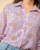 Blusa manga larga con botón funcional y mangas con botón#color_814-lila-estampado