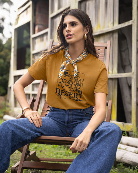 Camiseta manga corta con mensaje en el frente#color_847-mostaza