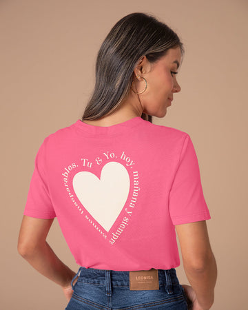 Camiseta manga corta con mensaje en el frente#color_c29-fucsia
